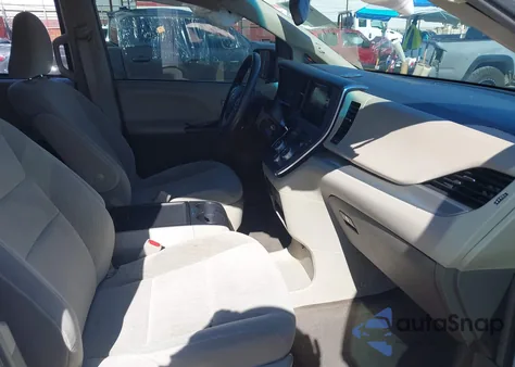 2017 Toyota Sienna Le 8 Passenger z USA, uszkodzony, nr VIN 5TDKZ3DCXHS863837